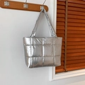 Silberne gesteppte Daunentasche mit Metallic-Finish und breitem Schultergurt - Silber