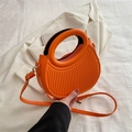 Schicke orangefarbene Handtasche mit vertikaler Textur und passendem Schultergurt - Orange