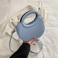 Hellblaue halbrunde Handtasche mit vertikalen Streifen und hohlem Rundgriff - Blau