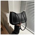 Detalle del bolso hobo negro minimalista con elegantes acabados metálicos dorados - Negro