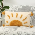 Housse de coussin boho rectangulaire avec motif soleil jaune moutarde et pompons - Coussin avec Garnissage