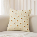 Quadratischer beiger Kissenbezug mit getufteten Gänseblümchen auf einem Stoffsofa - Einzelner Kissenbezug (Ohne Füllung) / Beige