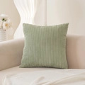 Minimalistische saliegroene corduroy kussensloop op een bank voor interieurdecoratie - 45x45cm (Alleen Kussensloop) / Jade