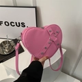 Roze hartvormige leren crossbodytas met zilveren klinknagels en verstelbare riem - Roze