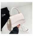 Detalle de bolso blanco crema con textura de cocodrilo y asa trenzada elegante - Blanco Roto