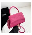 Detalle del bolso rojo rosa con patrón de cocodrilo, asa trenzada y mini bolso colgante - Rosa rojo