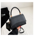 Detalle de bolso con patrón de cocodrilo, asa trenzada y mini monedero a juego - Negro