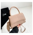 Detalle de bolso beige con grabado de cocodrilo, asa trenzada y mini bolsa accesoria - Caqui