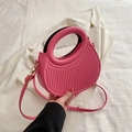 Rosa halbkreisförmige Handtasche mit vertikaler Rippenstruktur und rundem Tragegriff - Rosa