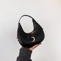 Bolso medialuna negro minimalista con bordado de luna dorada y asa de cuero - Negro