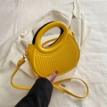 Gelbe halbmondförmige Handtasche mit Faltenoptik, Ringgriff und verstellbarem Riemen - Gelb