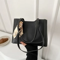 Bolso tote negro con costuras blancas en contraste y detalle de pañuelo decorativo en el asa - Negro