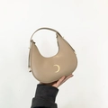 Bolso hobo minimalista caqui claro con herrajes metálicos de media luna y correa ajustable - Caqui