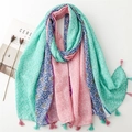 Minzgrüner und rosa Schal mit Paisley-Blumenmuster und feinen Quasten am Rand - Blau Grün Rosa Verlauf