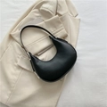 Elegante bolso de hombro tipo media luna en cuero PU negro con detalles metálicos plata - Negro