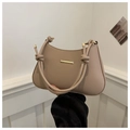 Bolso hobo media luna beige chic con asa anudada y detalles metálicos dorados - Caqui