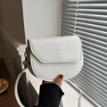Sacoche demi-lune blanche en simili cuir avec inscription Fashion Trend et bandoulière - Blanc