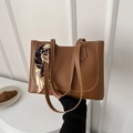 Bolso tote marrón con pespuntes blancos y detalle de pañuelo de seda en el asa - Tostado