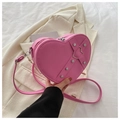 Sac bandoulière rose en forme de cœur avec clous argentés et fermoir cœur en métal - Rose