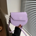 Sacoche demi-lune lavande minimaliste avec des boucles en argent élégantes - Violet