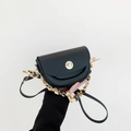 Sac selle noir rétro avec fermoir doré et foulard en soie décoratif sur la bandoulière - Noir