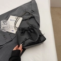Elegante bolso tipo cubo negro con cordón, lazos de cuero y correa de hombro de cadena - Negro