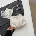 Elegante bolso bombonera blanco crema con detalle de lazo y cadena plateada - Blanco Roto