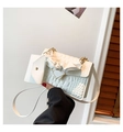 Détail du sac à main plissé blanc avec texture gaufrée, fermoir doré et mini pochette - Blanc