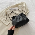 Bolso bandolera plisado negro moderno con cadena dorada y cuenta de ajuste metálica - Negro