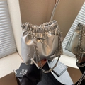 Bolso tipo cubo plateado metalizado con cordón, lazo y correa de cadena para mujer - Plateado