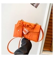 Détail du sac à main orange avec poignée froncée, texture crocodile et petit porte-monnaie - Orange