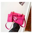 Détail du sac à main rose motif crocodile avec fermoir doré et poignée plissée - Rose Rouge