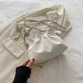 Bolso nube blanco plisado con correa de cadena plateada y detalles de bolas de metal - Blanco