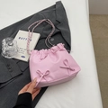 Bolso bandolera rosa claro con cordón, detalles de lazos y elegante cadena de metal - Rosa