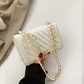 Elegante weiße Stepp-Umhängetasche mit goldener Kette und Metallverschluss - Weiß