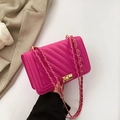 Magenta Umhängetasche mit V-Steppung, Kette und goldenem Drehverschluss - Rosarot