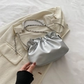 Bolso nube plisado en plata metalizada con elegante cadena de metal para mujer - Plateado