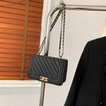 Borsa a tracolla trapuntata nera con catena dorata ed elegante chiusura in metallo - Nero