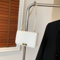 Borsa a tracolla trapuntata bianca con catena dorata e chiusura a girello su supporto - Bianco
