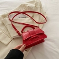 Rode mini-handtas met krokodillenprint, goudkleurige hardware en verstelbare riem - Rood