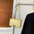 Elegante borsa a tracolla trapuntata dorata con finitura metallica e tracolla a catena - Oro