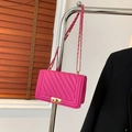 Borsa a tracolla fucsia con cuciture a V e catena dorata di tendenza - Rosa Rosso