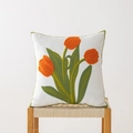 Vierkante witte kussensloop met oranje tulp borduursel op een rotan stoel - Vierkant (Alleen Hoes) / Drie Tulpen