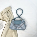 Borsa sottobraccio in denim patchwork celeste con catena decorativa floreale - Blu