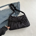 Schwarze glänzende Schultertasche mit Falten Schleife und gerafftem Wolkengriff Riemen - Schwarz