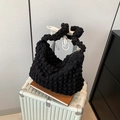 Grand sac bandoulière hobo plissé noir de forme demi-lune sur une valise argentée - Noir