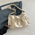 Beige Satin-Schultertasche mit dekorativer Schleife und gerafftem Cloud-Riemen-Detail - Gold
