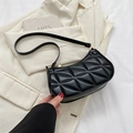 Bolso de hombro negro media luna con acolchado geométrico 3D y cremallera dorada - Negro
