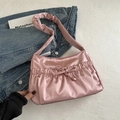 Rosa Satin-Schultertasche mit plissiertem Griff und Schleife für einen süßen Look - Rosa