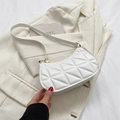 Bolso de hombro blanco de media luna con acolchado triangular y herrajes dorados - Blanco
